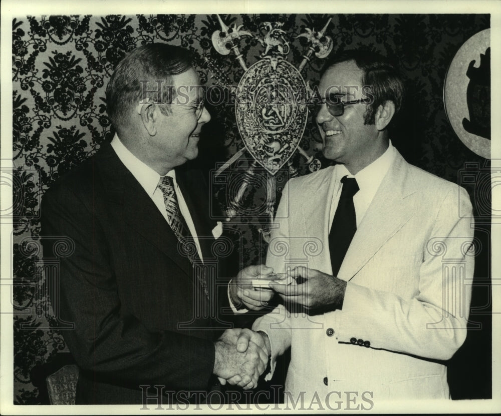 1975 Press Photo Charles L. Graves &amp; Dr. Daniel B. Killeen, Tulane University- Historic Images