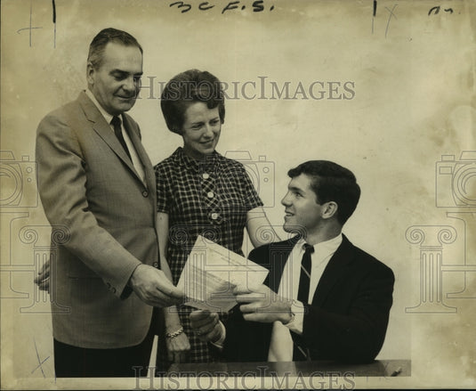 1968 Press Photo Alon Graham with parents signs with University of Utah Redskins- Historic Images