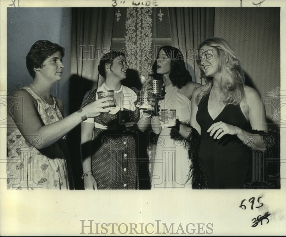 1975 Press Photo Kate Van Dyke Godfrey and fellow debutants- Historic Images