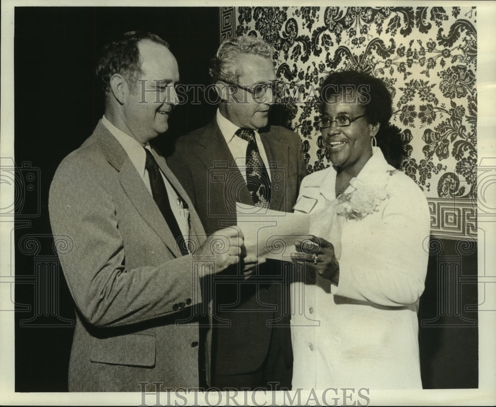 1975 Press Photo Queen Victoria Green, School Volunteer Service Honored  - Historic Images