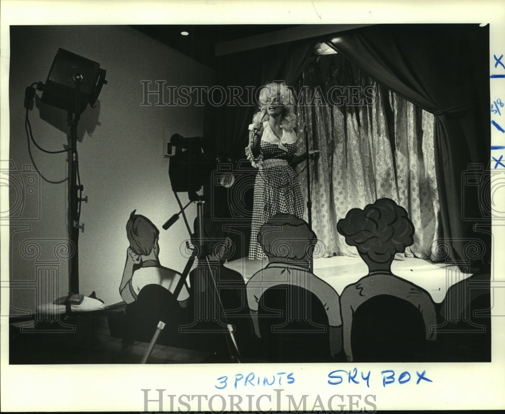 1984 Press Photo Dolly Parton Sings to Cardboard Cutouts During Lip Sync Taping- Historic Images