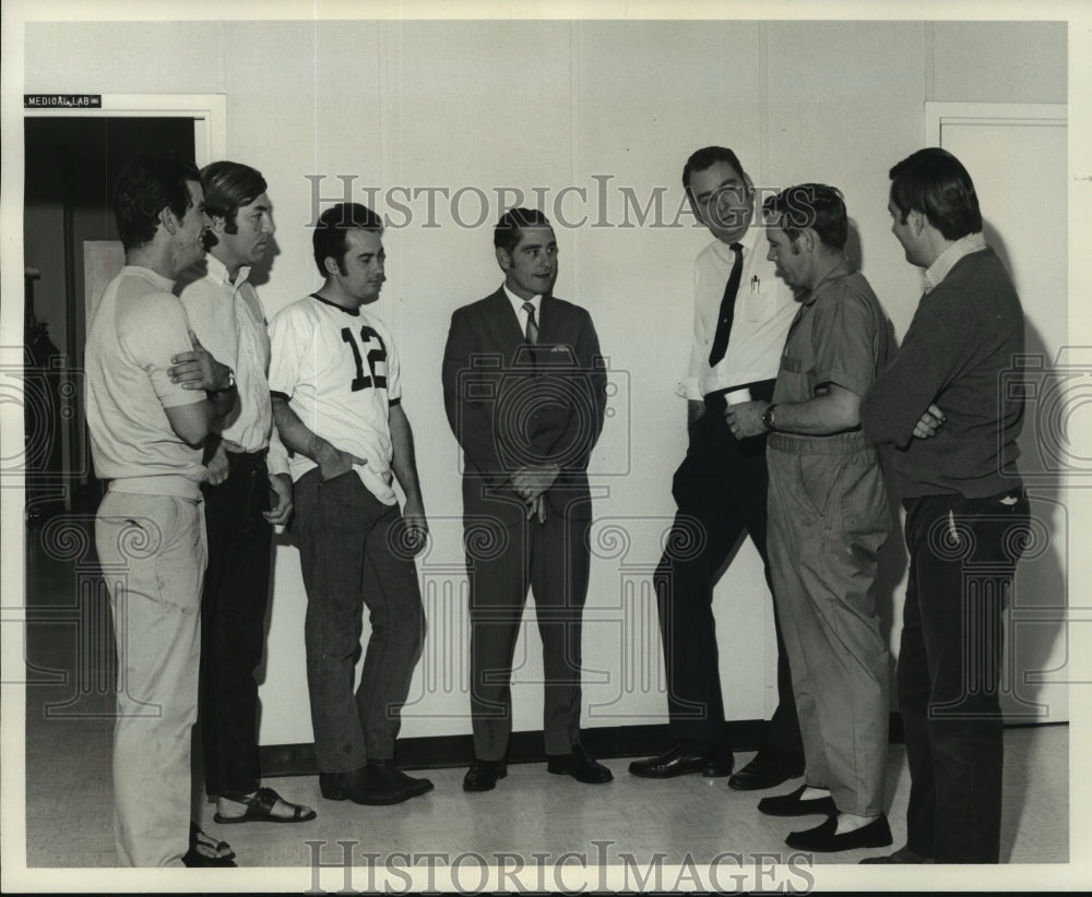 1970 Press Photo Robert Grant converses with a group- Historic Images