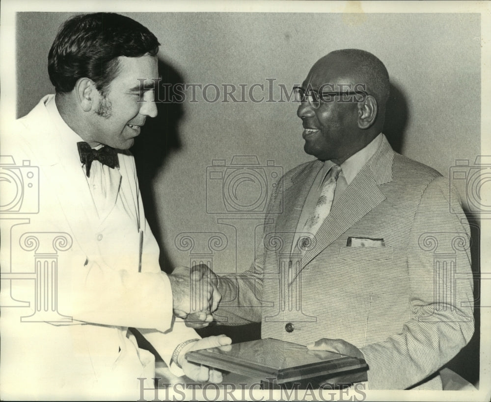 1973 Press Photo Tim Grayson receives plaque from Tulane School of Medicine - Historic Images