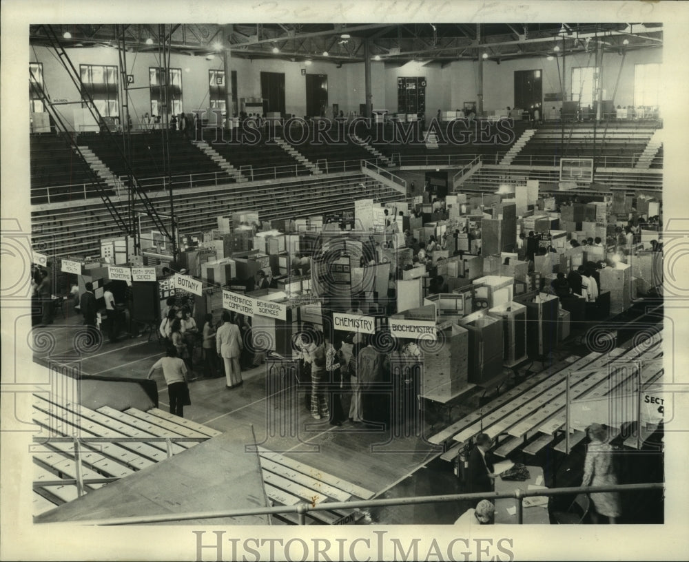 1974 Press Photo Students visit the Greater New Orleans Science Fair- Historic Images