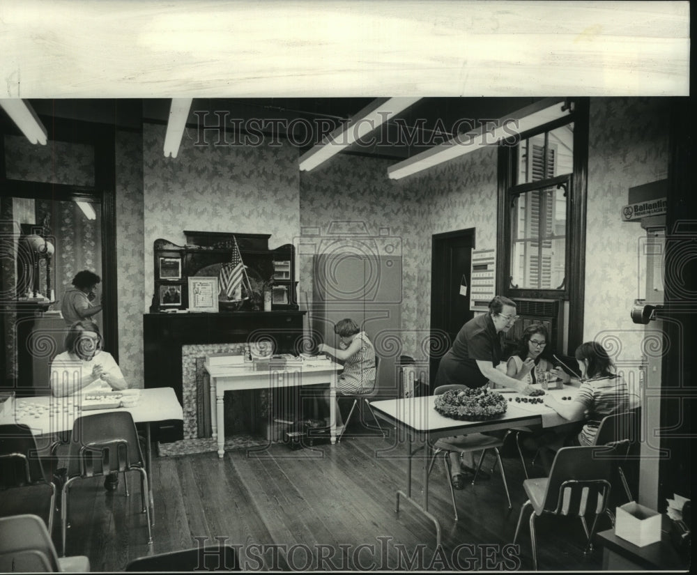 1972 Press Photo Mrs. Bertha Behrens gives advice to young workers- Historic Images