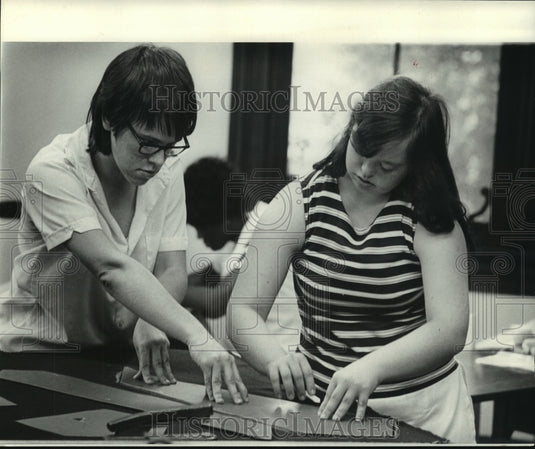 1972 Press Photo Youngsters shown working on a project- Historic Images