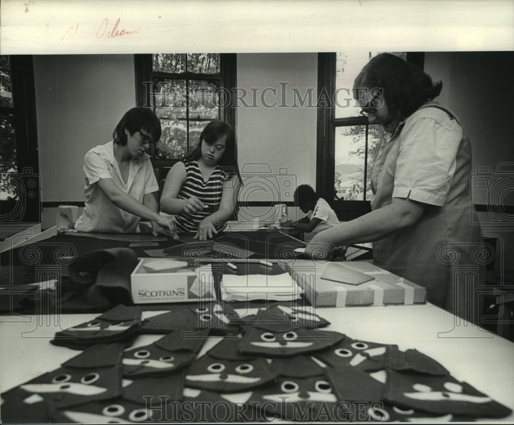 1972 Press Photo Sophie Gumbel Strive Center students make Christmas decorations