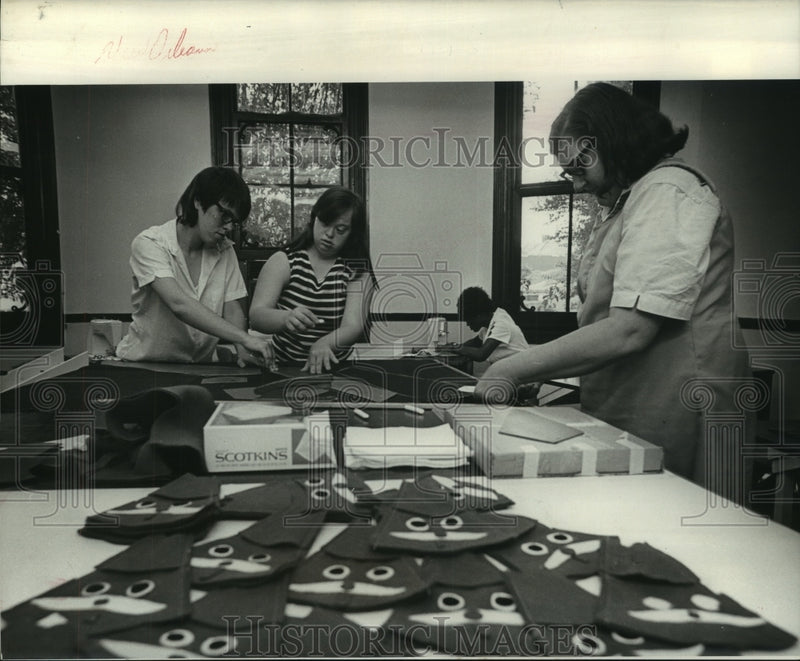 Load image into Gallery viewer, 1972 Press Photo Sophie Gumbel Strive Center students make Christmas decorations

