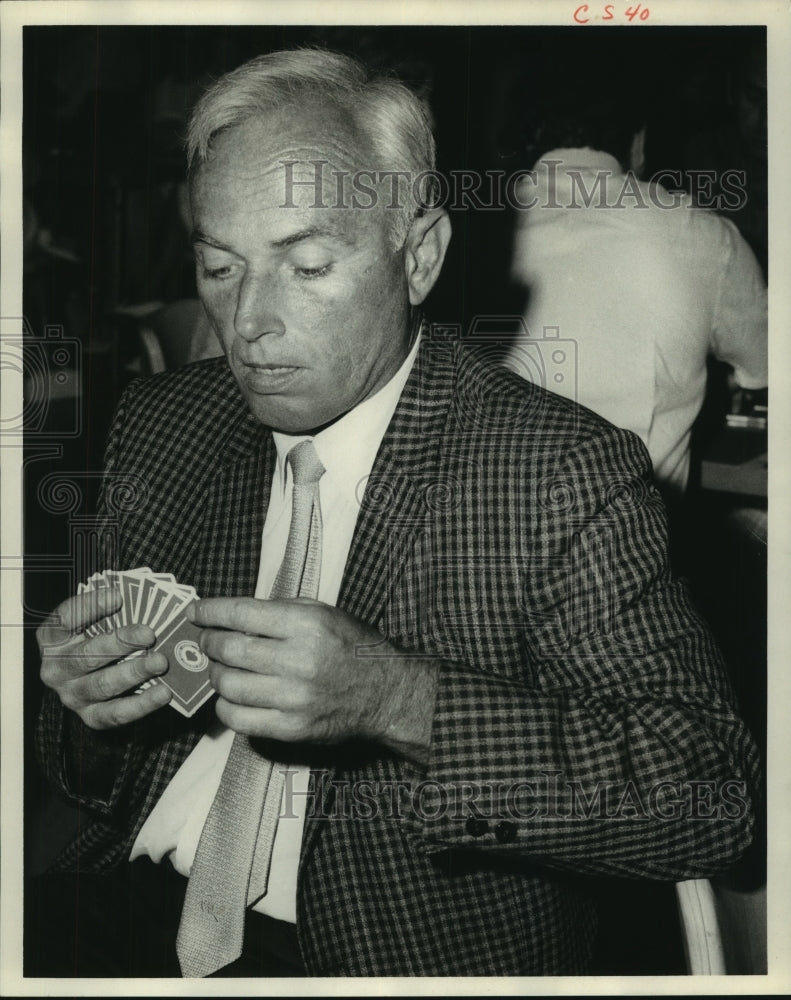 1971 Press Photo Bridge player Mr. Louis Gurvich checks out his hand- Historic Images