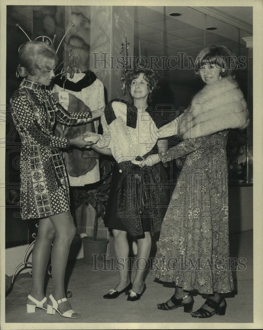 1971 Press Photo Leukemia League- Door Prize Committee- Historic Images