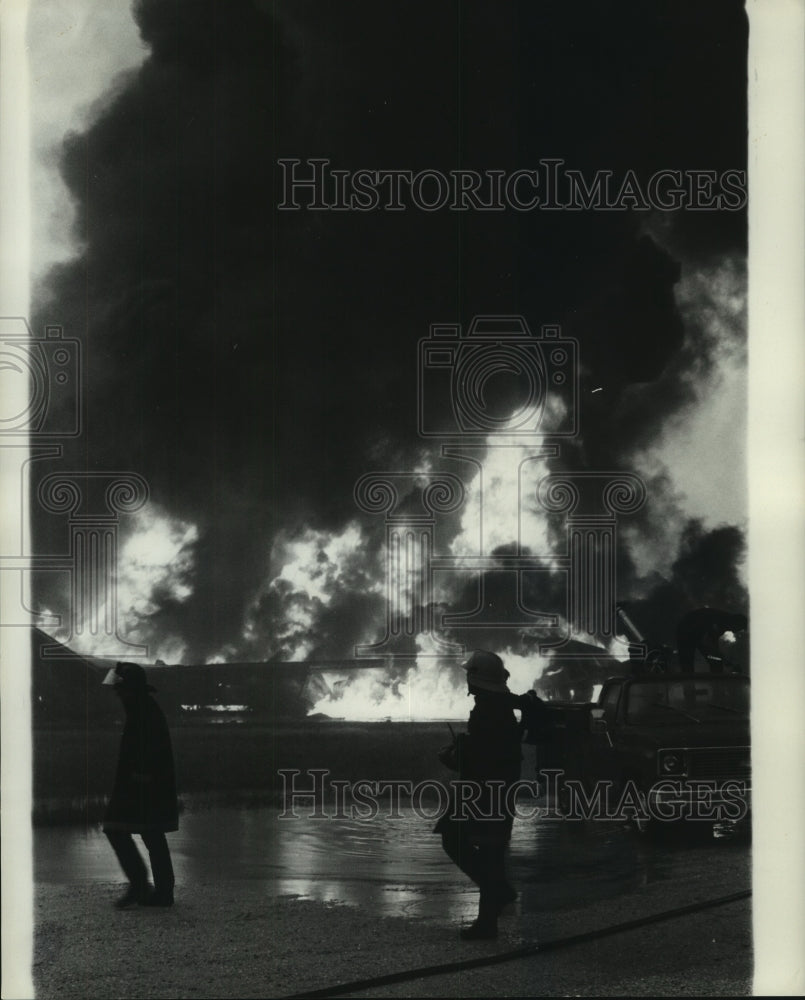 1974 Press Photo Firemen on the scene of a huge fire - nob23164
