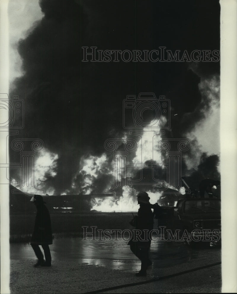 Load image into Gallery viewer, 1974 Press Photo Firemen on the scene of a huge fire - nob23164
