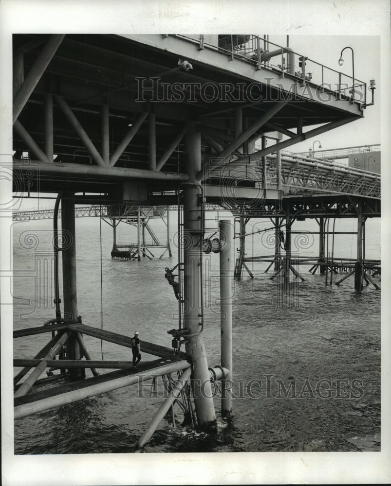 1969 Press Photo Gulf Oil Personnel inspect the above-water wave force sensor