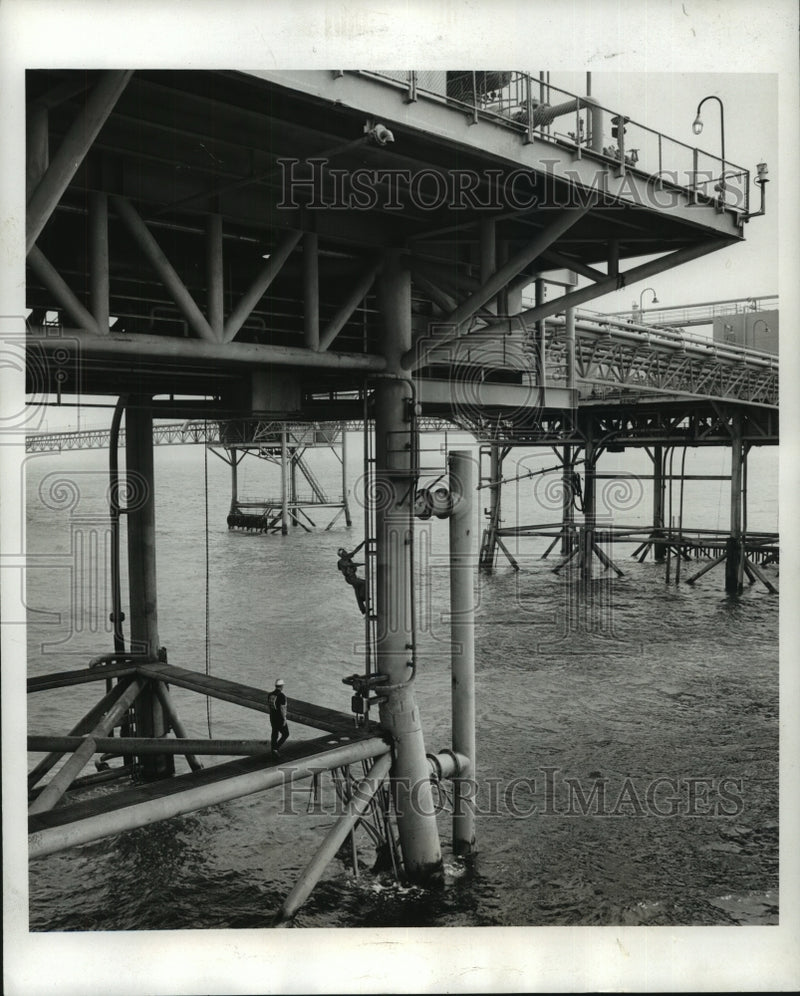 Load image into Gallery viewer, 1969 Press Photo Gulf Oil Personnel inspect the above-water wave force sensor
