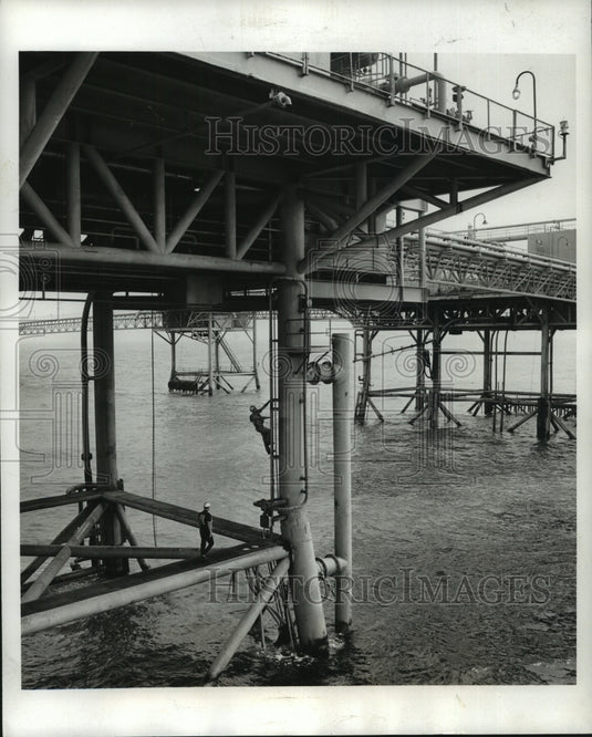 1969 Press Photo Gulf Oil Personnel inspect the above-water wave force sensor