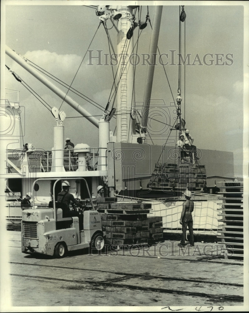 Load image into Gallery viewer, 1973 Press Photo Gulfport, Mississippi workers unloading cargo from Australia
