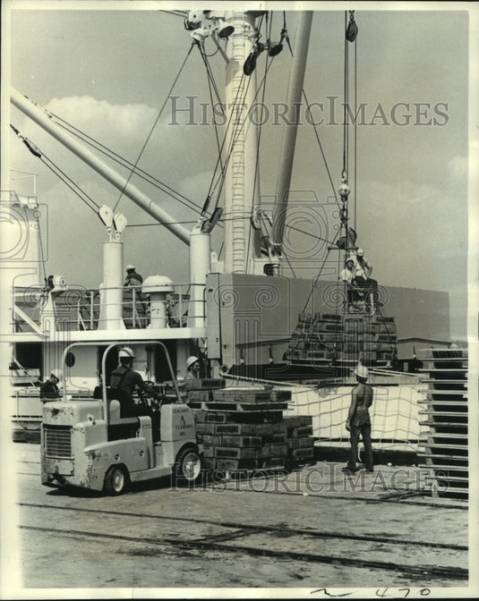 1973 Press Photo Gulfport, Mississippi workers unloading cargo from Australia