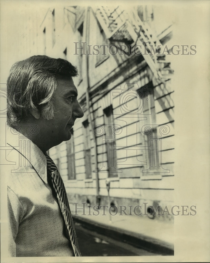 1972 Press Photo A delegate shown beside a building- Historic Images