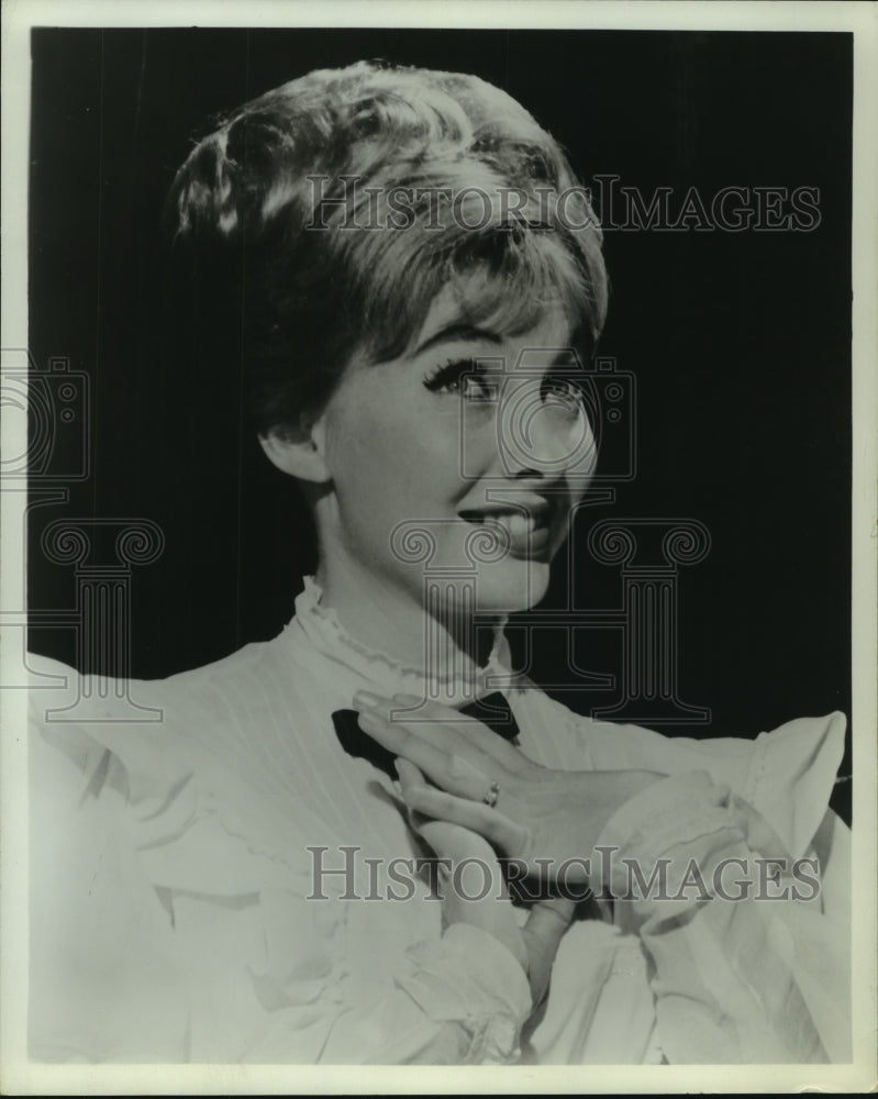 1966 Press Photo Soprano Joyce Hall on stage.- Historic Images