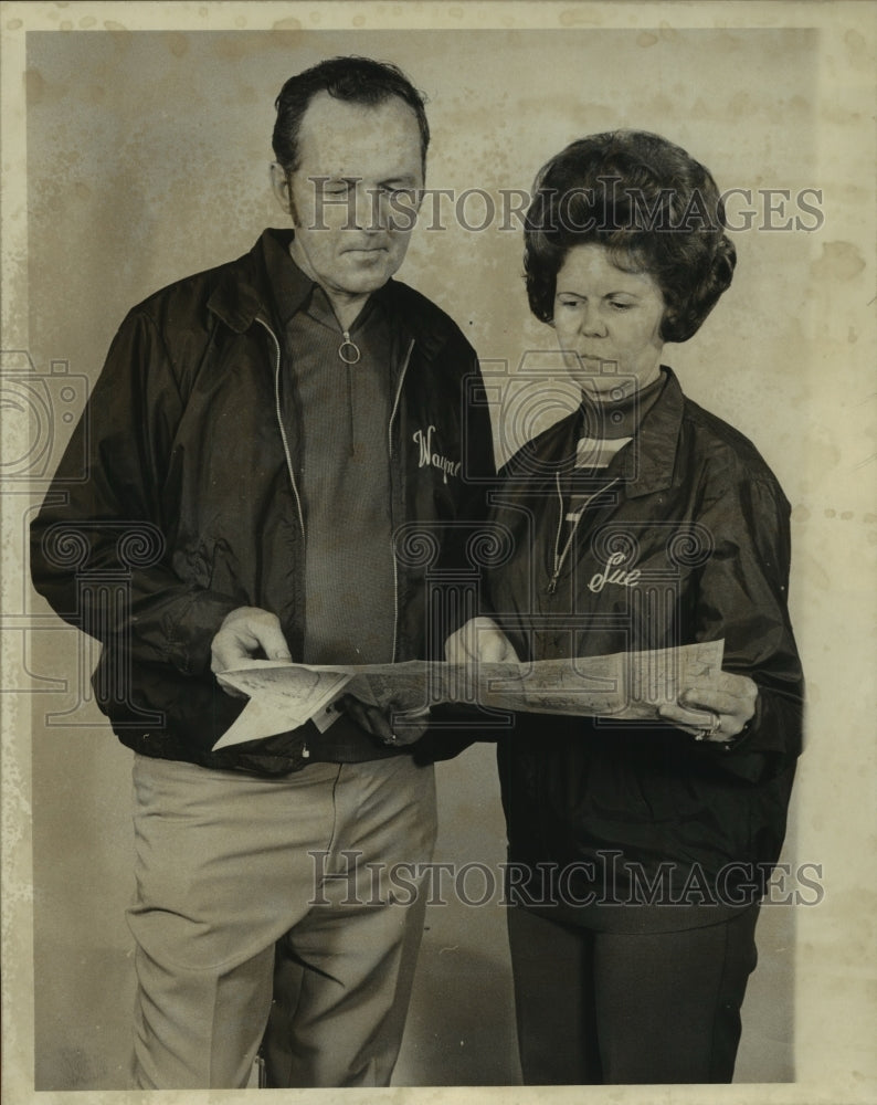 Load image into Gallery viewer, 1971 Press Photo Wayne and Sue Hallstead - nob23392
