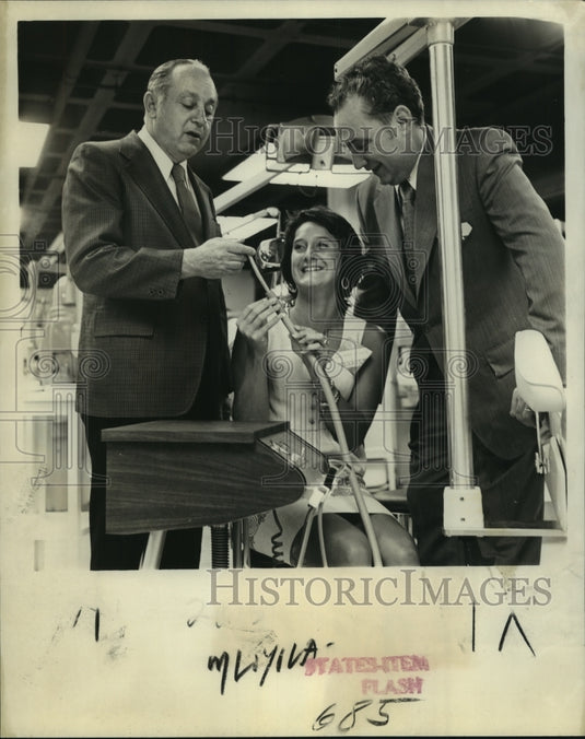 1973 Press Photo Group discusses equipment for Loyola's Dental Hybienue Clinic