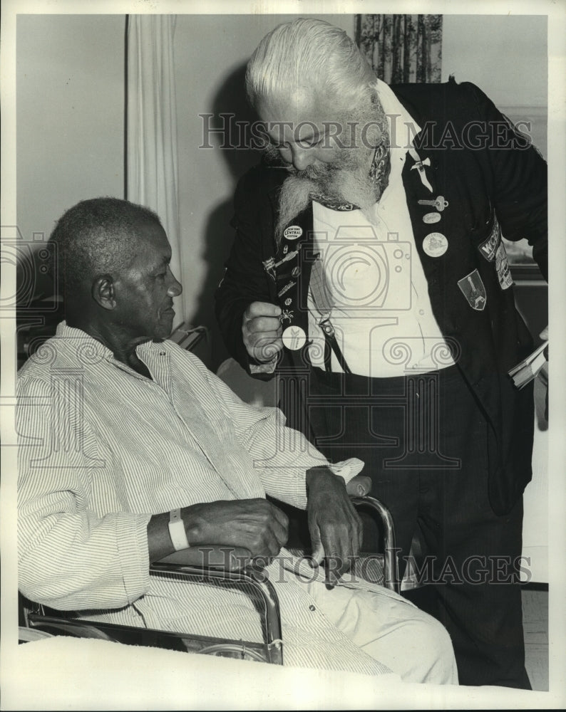 1974 Press Photo King of Hoboes Maury Graham greets VA patient, Charles August- Historic Images