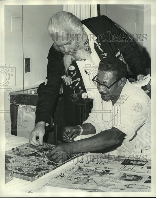 1974 Press Photo Maury Graham and Sidney Johnson Jr. at the veterans hospital.