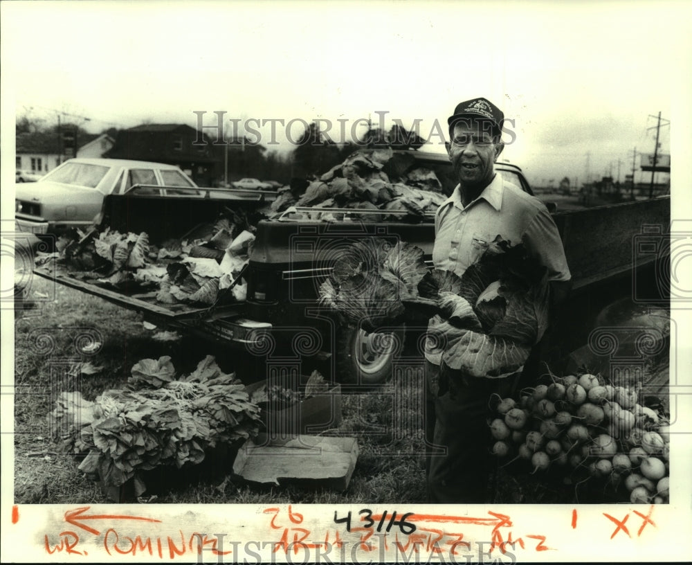 1969 Press Photo Clarence Gray sells cabbage from truck along Airline Highway- Historic Images