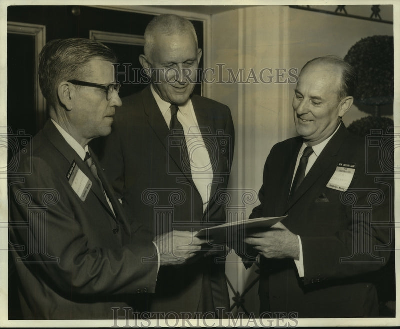 Load image into Gallery viewer, 1965 Press Photo N.F. Pandleton, Dr. A.G. Keller &amp; F.A. Graugnard at Sugar Meet

