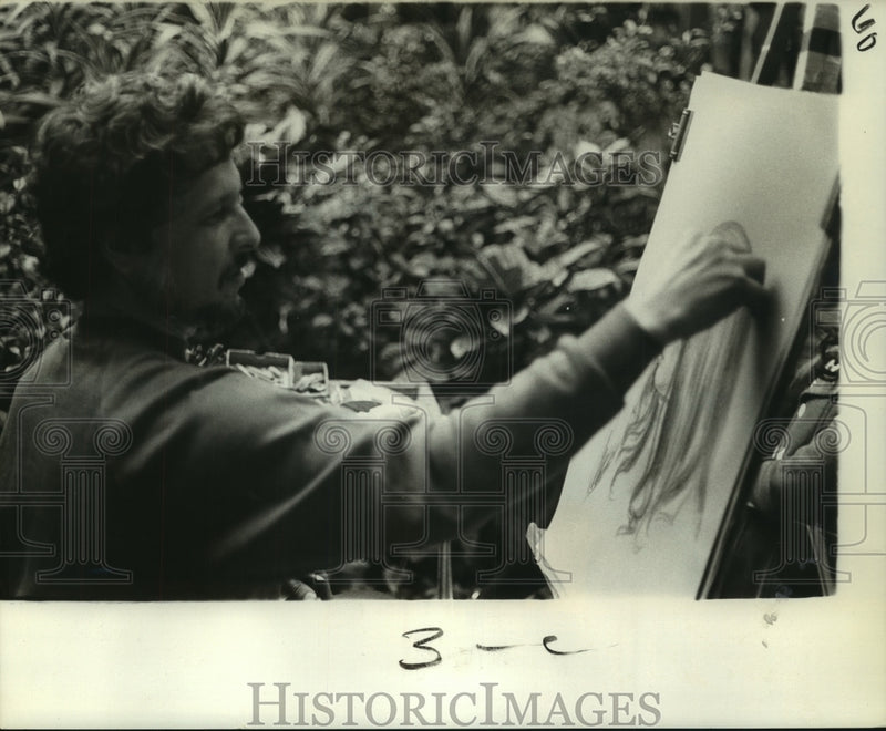 Load image into Gallery viewer, 1972 Press Photo Portrait artist Lou Graff begins one of his charcoal profiles
