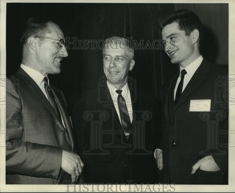 Load image into Gallery viewer, 1968 Press Photo G.H. Gossom and others during airport meeting, Roosevelt Hotel
