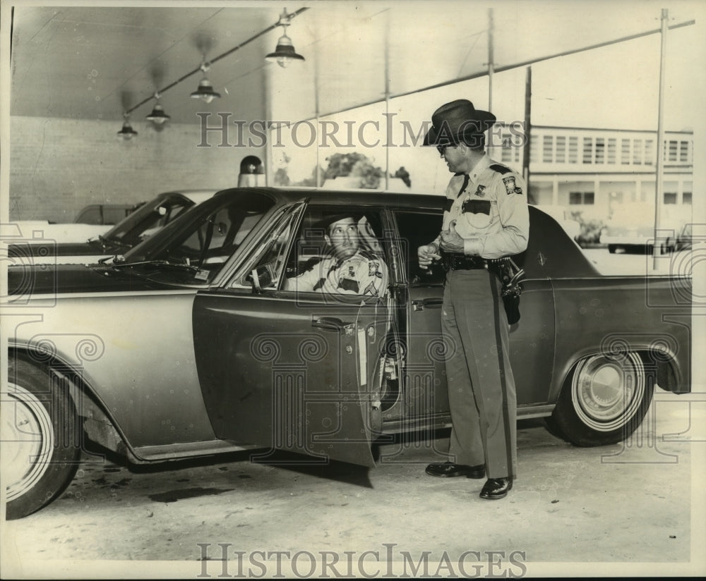 1966 Press Photo Sergeant Norbert Gurtner &amp; trooper John Cuccola checking a car.- Historic Images