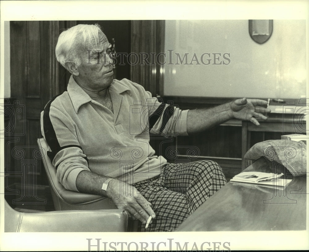 1978 Press Photo Lou Gurvich relaxing with a cigarette.- Historic Images