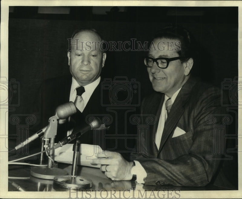 Load image into Gallery viewer, 1972 Press Photo Justice Joe Sanders and Attorney General William J. Guste
