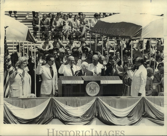 1972 Press Photo Taking Oath Given by Associate Justice Walter B. Hamlin- Historic Images