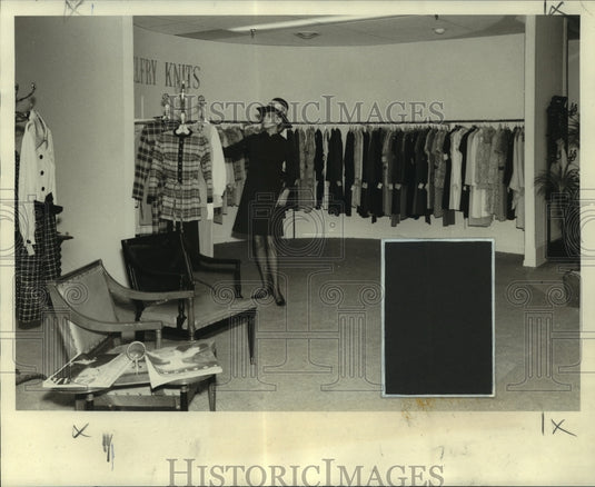 1970 Press Photo Shirley Hall wearing a Belfry Knit designed by Gerald Pierce - Historic Images