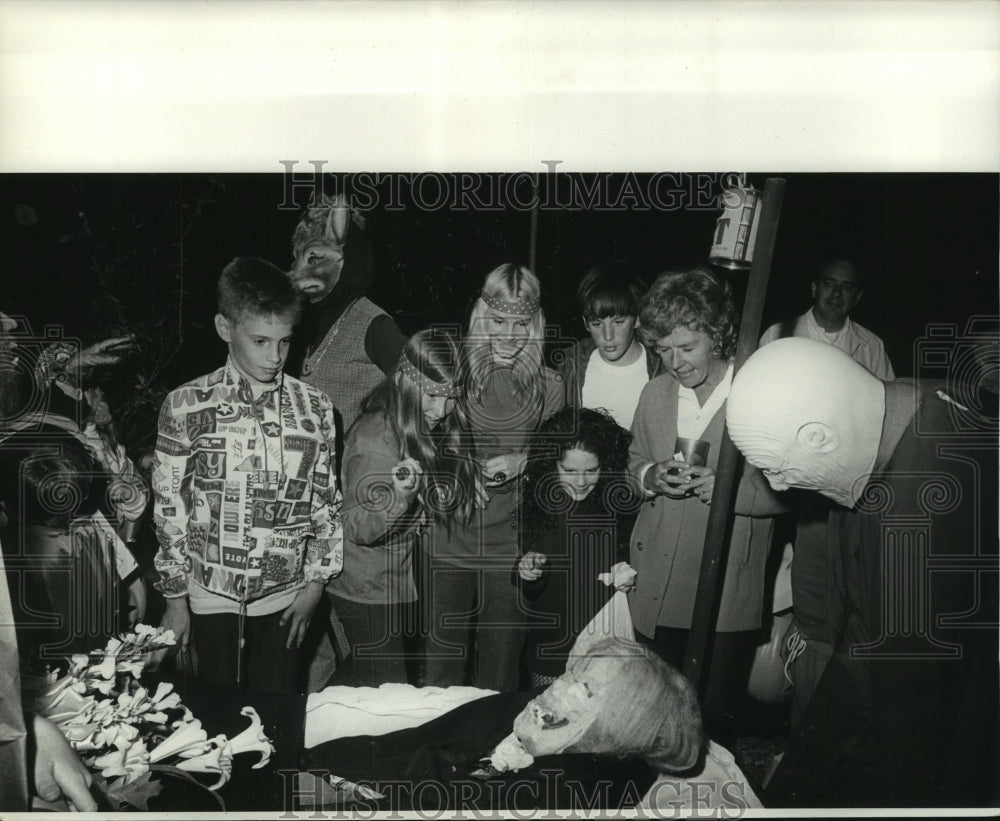 1971 Press Photo Local youths eye Baird&#39;s Fright Ensemble - Historic Images