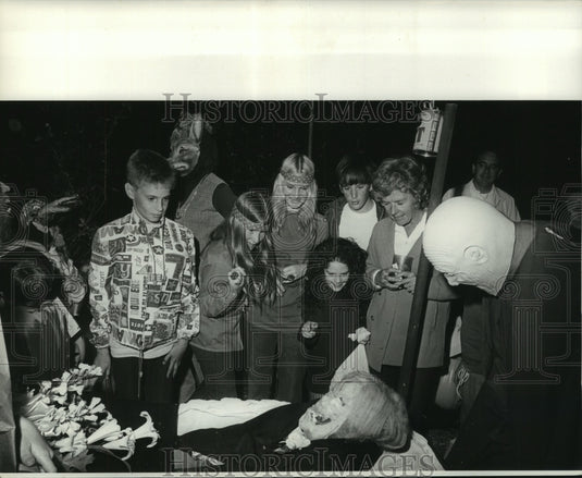 1971 Press Photo Local youths eye Baird's Fright Ensemble - Historic Images