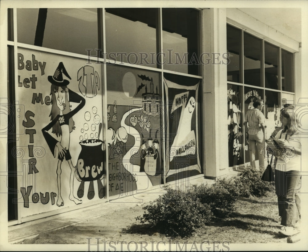 1971 Press Photo Halloween Scene at Louisiana State University, New Orleans