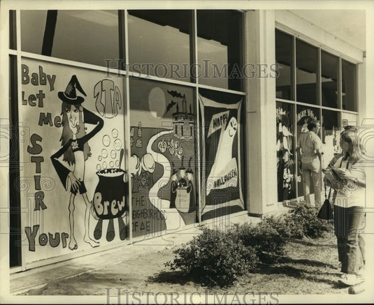 1971 Press Photo Halloween Scene at Louisiana State University, New Orleans