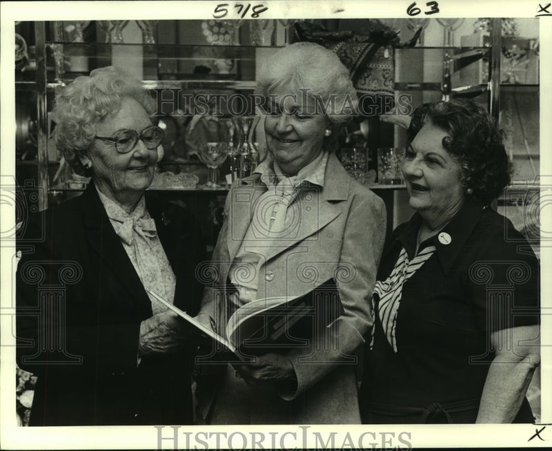Load image into Gallery viewer, 1979 Press Photo East Jefferson General Hospital Auxiliary's nursing scholarship
