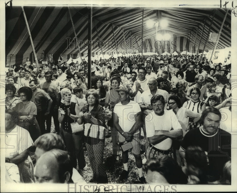 Load image into Gallery viewer, 1971 Press Photo Grand Isle Tarpon Rodeo visitors during presentation of awards

