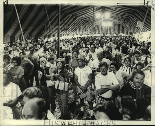 1971 Press Photo Grand Isle Tarpon Rodeo visitors during presentation of awards