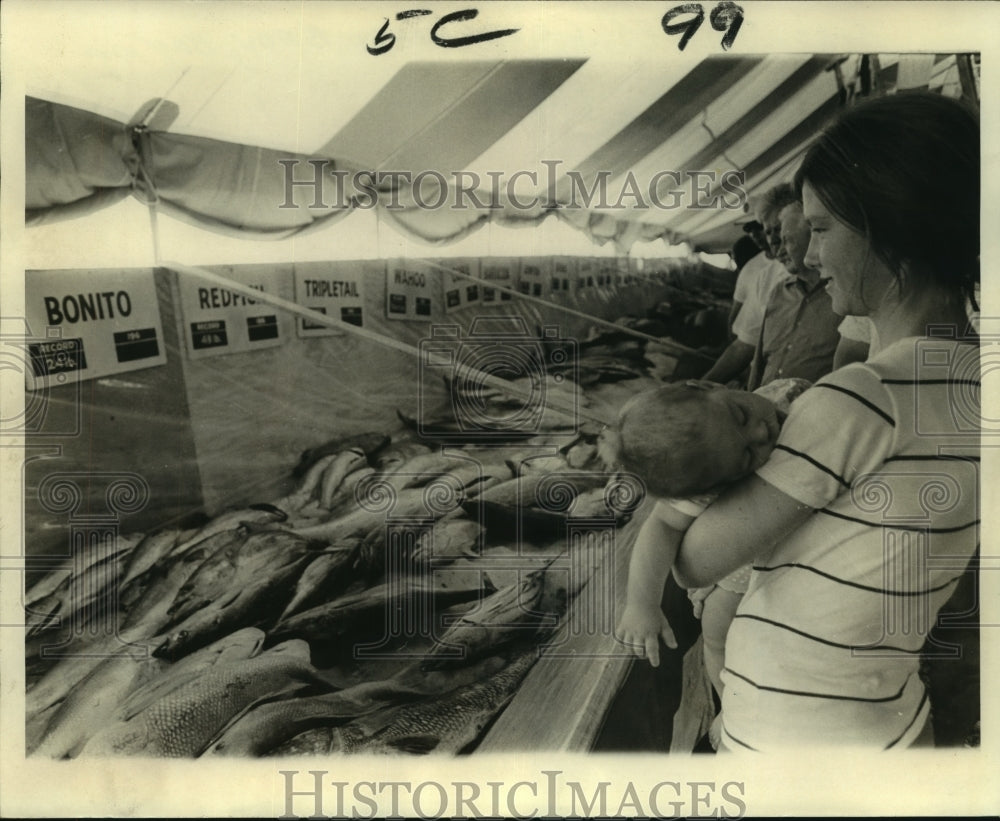 1970 Press Photo Grand Isle Tarpon Rodeo - Mrs. James Cospolich inspects catch