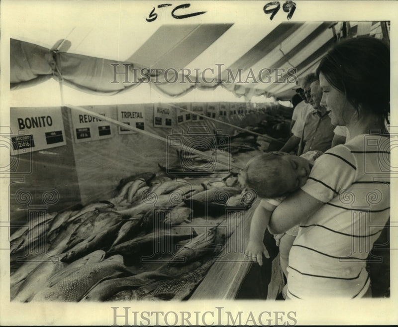 Load image into Gallery viewer, 1970 Press Photo Grand Isle Tarpon Rodeo - Mrs. James Cospolich inspects catch
