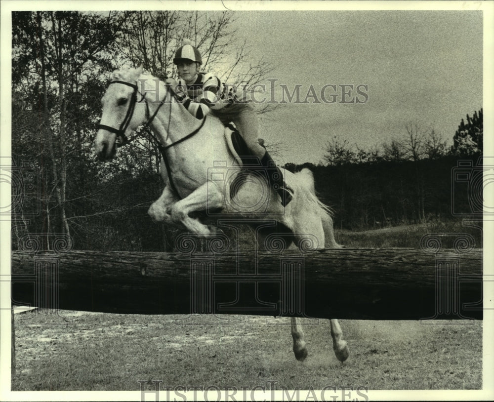 1979 Press Photo Equestrian - Horse and rider move as one over a hurdle- Historic Images