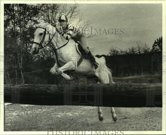 1979 Press Photo Equestrian - Horse and rider move as one over a hurdle- Historic Images
