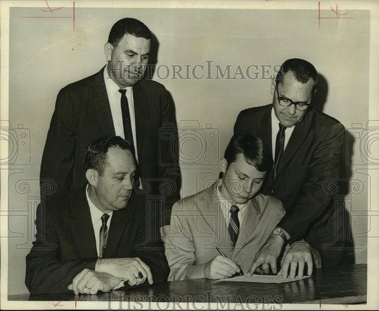 1966 Press Photo Group at Gene Hampel's signing for the Loyola's basketball team- Historic Images