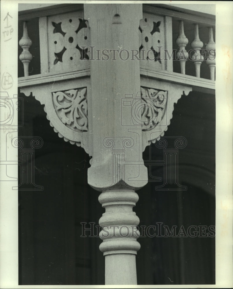 1976 Press Photo Fancy wood trim adorns outside of building- Historic Images