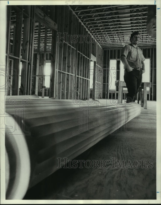 1977 Press Photo Richard looks at new interior column - nob24625- Historic Images